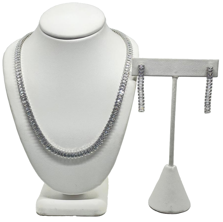 Set de collar y aretes plateado con brillantitos Set de collar y aretes plateado con brillantitos