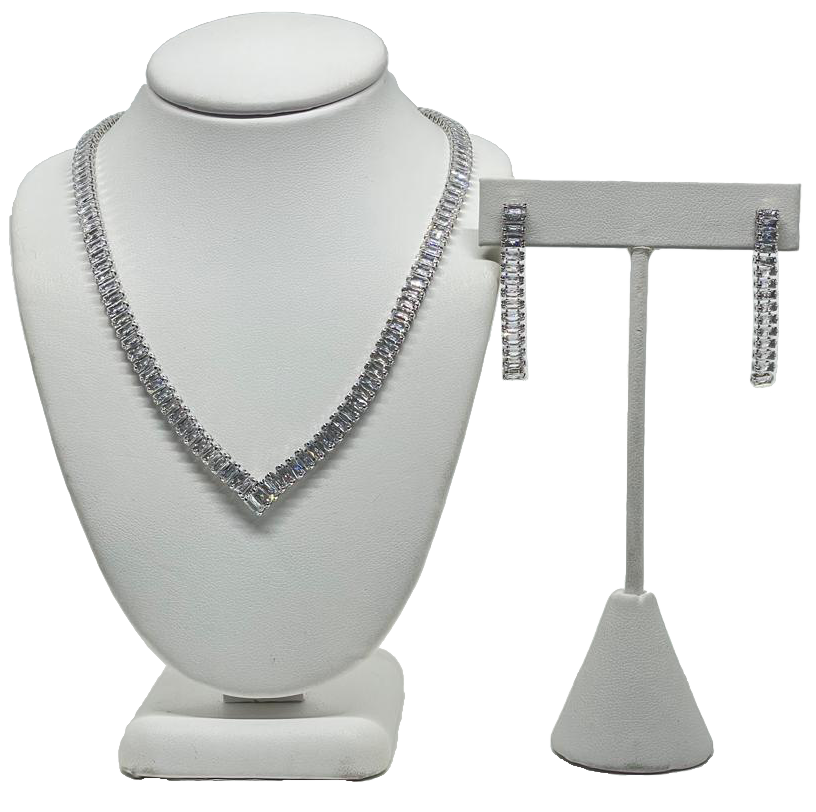 Set de collar y aretes plateado con brillantitos Set de collar y aretes plateado con brillantitos