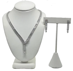 Set de collar y aretes plateados con brillantes