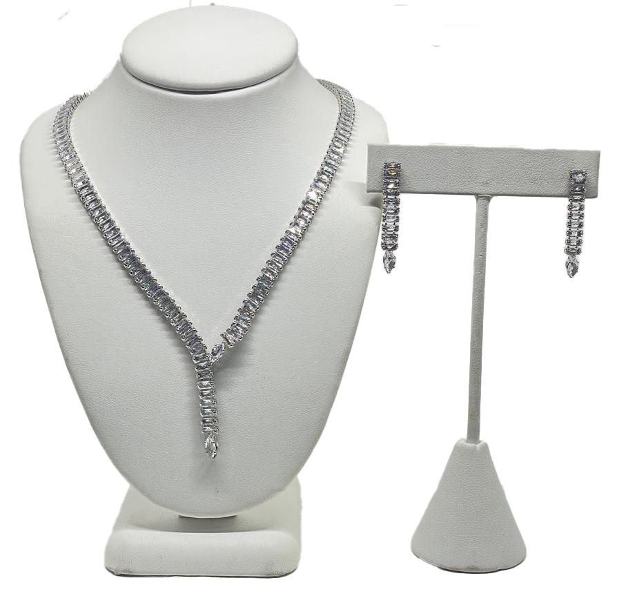 Set de collar y aretes plateados con brillantes Set de collar y aretes plateados con brillantes