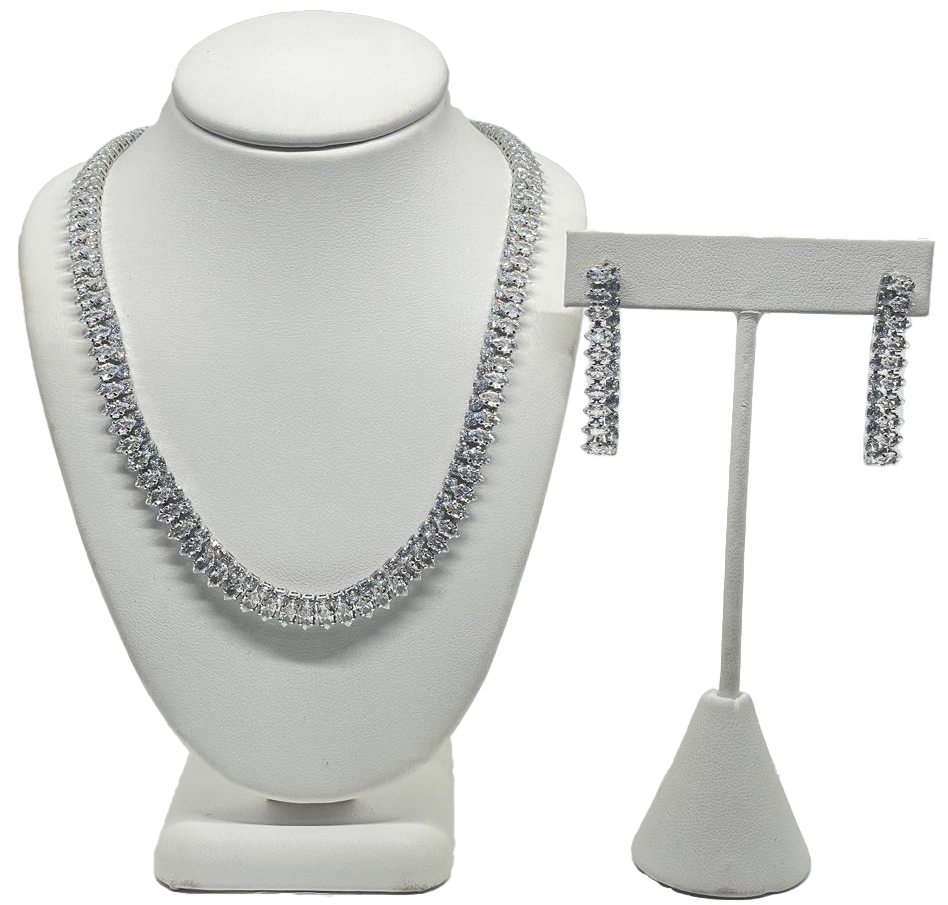 Set de collar y aretes plateados con brillantitos Set de collar y aretes plateados con brillantitos