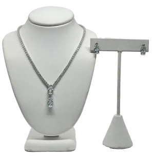 Set de collar y aretes plateados con brillantitos