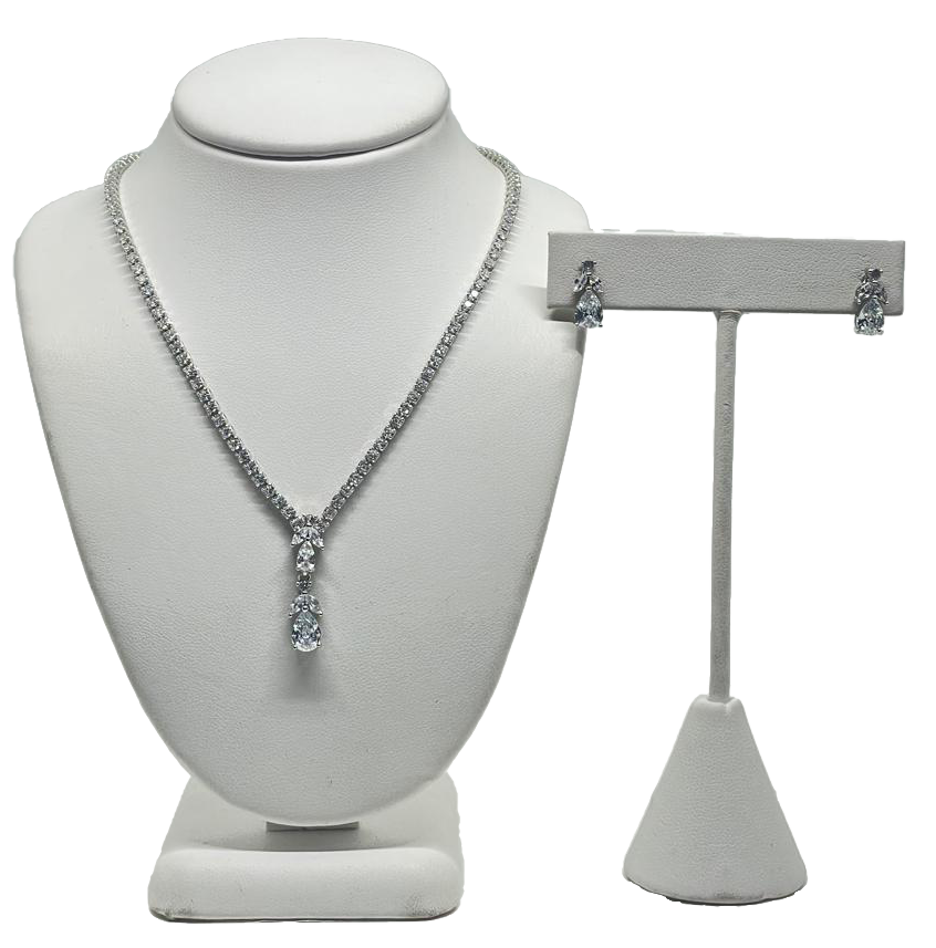 Set de collar y aretes plateados con brillantitos Set de collar y aretes plateados con brillantitos